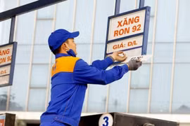 Giá xăng RON95-III giảm hơn 2.300 đồng mỗi lít để ứng phó dịch Covid-19