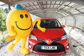 Toyota Yaris độc nhất vô nhị “cười rụng rốn” khi bị cù