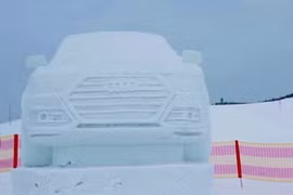 Chiêm ngưỡng Audi Q7 bằng tuyết giống hệt phiên bản thật
