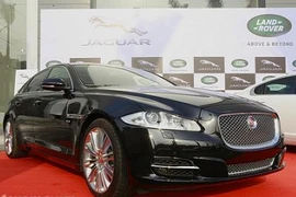 Chiêm ngưỡng hình ảnh siêu xe JaguarXJL V8 mới về Hà Nội
