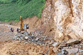 Hai bố con đi làm về bị đá lăn xuống đường đè chết thương tâm ở Hà Giang