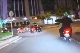 Video 2 tên cướp kéo lê nạn nhân hàng trăm mét ở quận Tân Bình