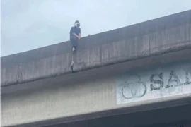 Cô gái mặc áo in chữ 'không tin đàn ông' trèo lên lan can đường Vành đai 3