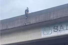 Cô gái mặc áo in chữ 'không tin đàn ông' trèo lên lan can đường Vành đai 3