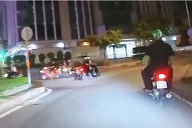 Video 2 tên cướp kéo lê nạn nhân hàng trăm mét ở quận Tân Bình