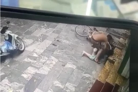 Người vợ đang ngồi bán vé số bị chồng lao tới rút dao đâm nhiều nhát