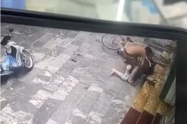 Người vợ đang ngồi bán vé số bị chồng lao tới rút dao đâm nhiều nhát