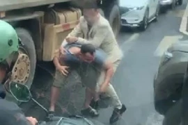 Chú rể trên đường rước dâu tấn công tài xế xe ben sau va chạm giao thông