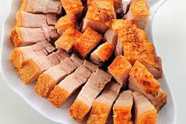 Video: Cách làm heo quay da giòn chay thơm ngon y như thật