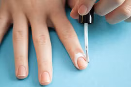 Video: Đánh bật mụn cơm dễ dàng chỉ với lọ sơn móng tay