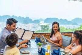 Du lịch nội địa lại cháy phòng, khách rộn rã săn tour chào hè