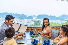 Du lịch nội địa lại cháy phòng, khách rộn rã săn tour chào hè