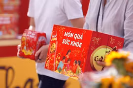 Trao quà sức khỏe, Trà Dr Thanh nhắn nhủ người trẻ về với cha mẹ ngày Tết