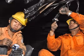 Hỗ trợ khắc phục sự cố cấp điện cho chung cư Xa La sau hỏa hoạn