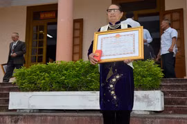  Liên hiệp các Hội KH&KTVN thăm Bà mẹ Việt Nam Anh Hùng