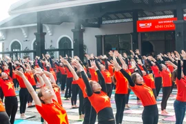 500 người đồng diễn Yoga chào mặt trời tại Fansipan