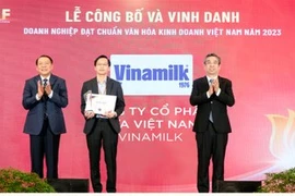 Vinamilk được vinh danh “Doanh nghiệp đạt chuẩn văn hóa kinh doanh Việt Nam“