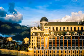 Du lịch Fansipan mùa hoa đỗ quyên và lễ hội hoa hồng