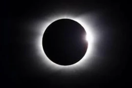 Cực hiếm “Mặt Trăng đen” huyền ảo xuất hiện trên bầu trời đêm 30/04