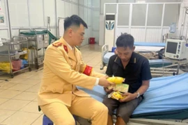 Kịp thời đưa người đàn ông gặp nạn đi cấp cứu