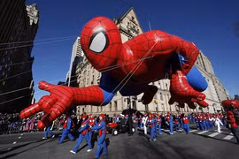 Bóng bay kỳ dị phủ kín trước “Ngày thứ 6 đen tối“