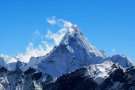 Đỉnh núi nào được gọi là "Thánh mẫu của vũ trụ"?