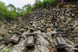 Bí ẩn hàng trăm hộp gỗ kỳ lạ trên vách đá dựng đứng 