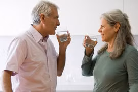 Thói quen uống nước giúp người cao tuổi ngăn ngừa mỡ nội tạng
