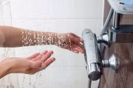 Liệt mặt, méo miệng vì... thói quen tắm đêm sau uống rượu