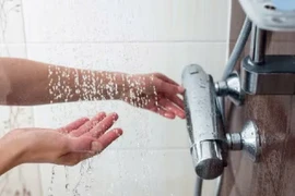 Liệt mặt, méo miệng vì... thói quen tắm đêm sau uống rượu