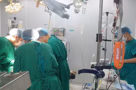 Nam sinh 15 tuổi bị xoắn tinh hoàn do va chạm trong lúc đá bóng