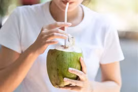 Ai không nên uống nước dừa vào buổi sáng?