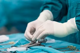 Người đàn ông vỡ đôi tinh hoàn vì con trai dùng đồ chơi đập trúng