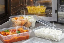 Có nên hâm thức ăn trong lò vi sóng bằng hộp nhựa?