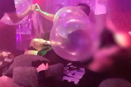 Nam thanh niên yếu tứ chi, liệt người vì... hít 20-60 quả bóng cười mỗi tuần