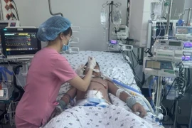 Cứu bé trai 11 tuổi sốt xuất huyết nặng biến chứng suy hô hấp