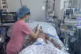 Cứu bé trai 11 tuổi sốt xuất huyết nặng biến chứng suy hô hấp