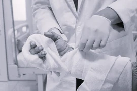 Kính bể cá vỡ cắt đứt động mạch cổ tay nam thanh niên 24 tuổi 