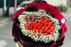 Ngỡ ngàng những bó hoa Valentine từ đồ ăn, chị em thích mê