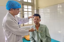 Đang đi săn, người ông bất ngờ bị gấu tấn công khiến mặt biến dạng