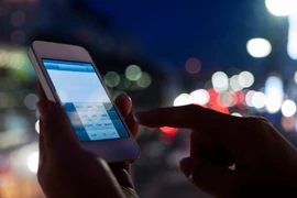 Hỏng ba đốt sống cổ do... cúi đầu dùng điện thoại quá nhiều