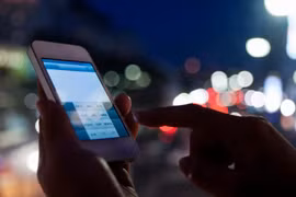 Hỏng ba đốt sống cổ do... cúi đầu dùng điện thoại quá nhiều