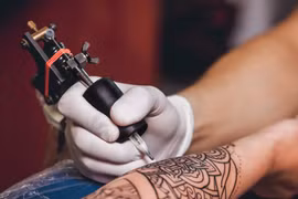 Xăm hình rồng phượng giá rẻ, nam thanh niên phải cầu cứu bác sĩ