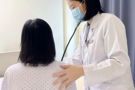 Người phụ nữ bị vi khuẩn "ăn" thủng van tim sau nhiều tháng sốt cao