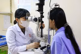 Nữ sinh 14 tuổi nhập viện do bị súng bi sắt đồ chơi bắn vào mắt