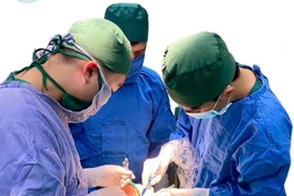 Đắp thuốc nam chữa u tuyến giáp, cụ bà 70 tuổi bị nhiễm trùng cổ nặng