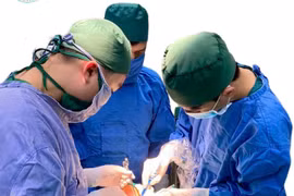 Đắp thuốc nam chữa u tuyến giáp, cụ bà 70 tuổi bị nhiễm trùng cổ nặng