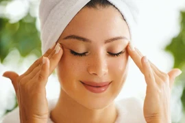 Cách massage mặt trước khi ngủ giúp da săn chắc