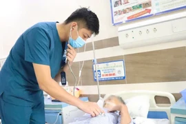 Đau dữ dội quanh rốn, bụng cứng như gỗ, đi khám phát hiện thủng tạng