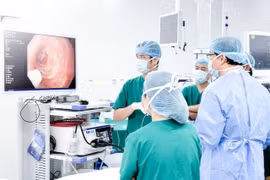 Lý do người đàn ông ngủ ngồi suốt 2 năm?